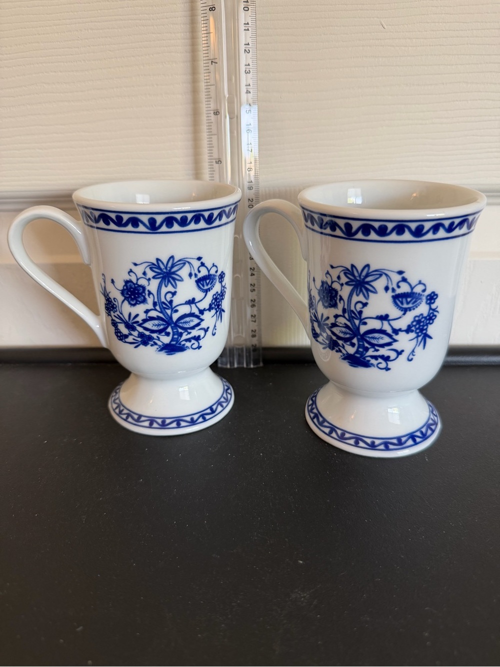 “Zwiebelmuster” Blue Onion pattern footed coffee tea cocoa mugs set of 2
